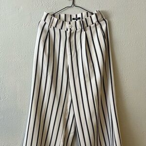 It’s a pretty black and white striped pants, beautiful elegant and new.